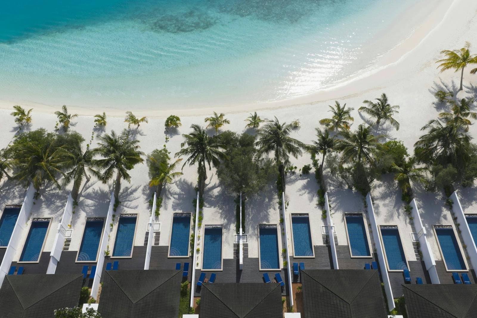 Two-Bedroom Beach Pool Villa с двумя бассейнами с высоты