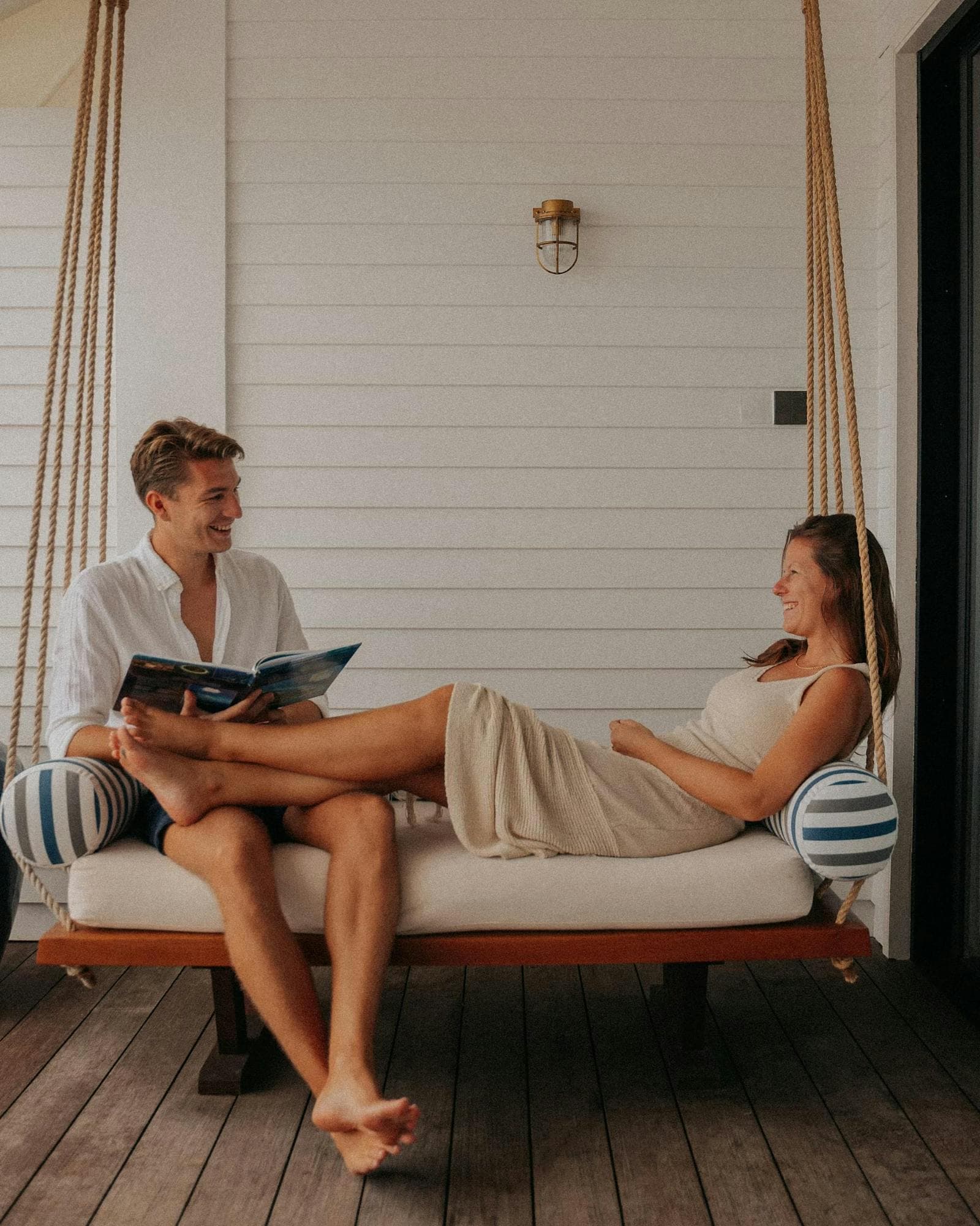 Пара отдыхает у бассейна Deluxe Beach Pool Villa