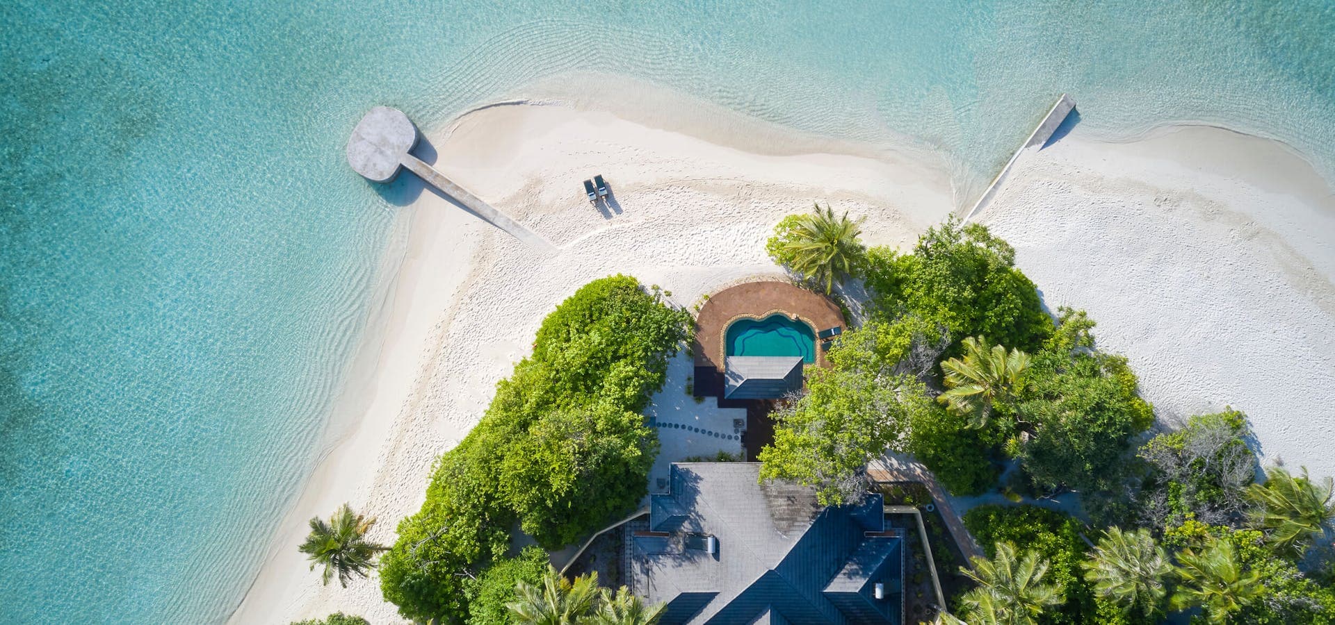 Вид с высоты на пляжную резиденцию Royal Island