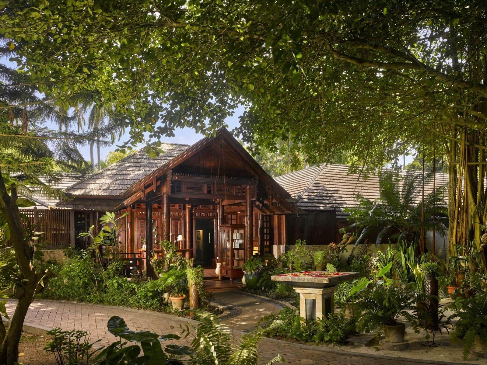 Павильон Araamu Spa в тропическом саду Royal Island