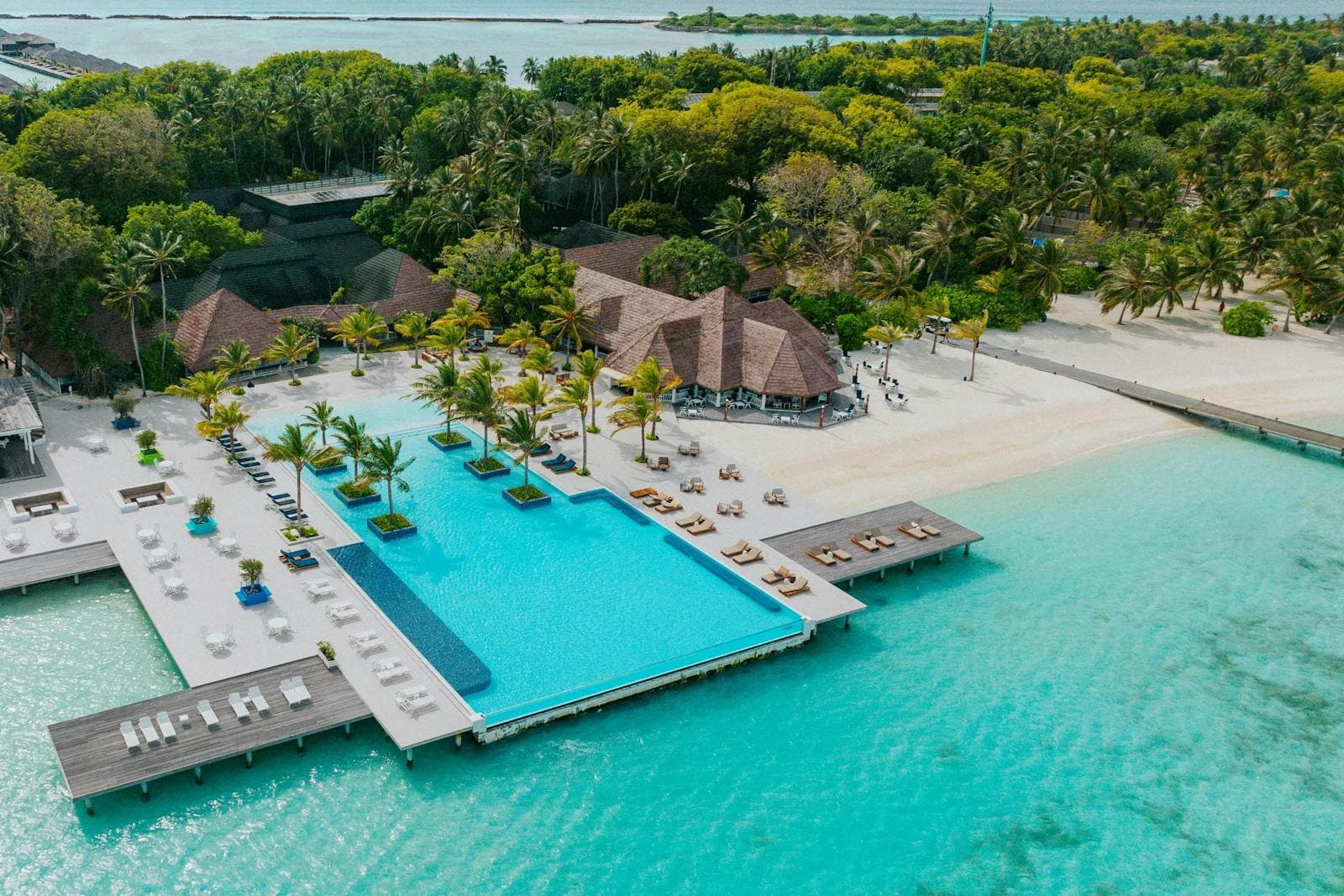 Главный бассейн Villa Nautica с высоты птичьего полёта